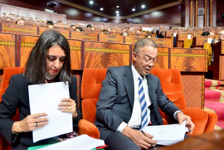 الاقتصاد الصغير يُحتَضر بهدوء… والحكومة تُجمّل الأزمة بتقارير الأداء