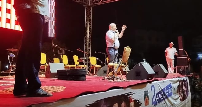 برلماني يختصر التنمية في خيار: “إما اشطح… أو خلي الموزون لمواليه”