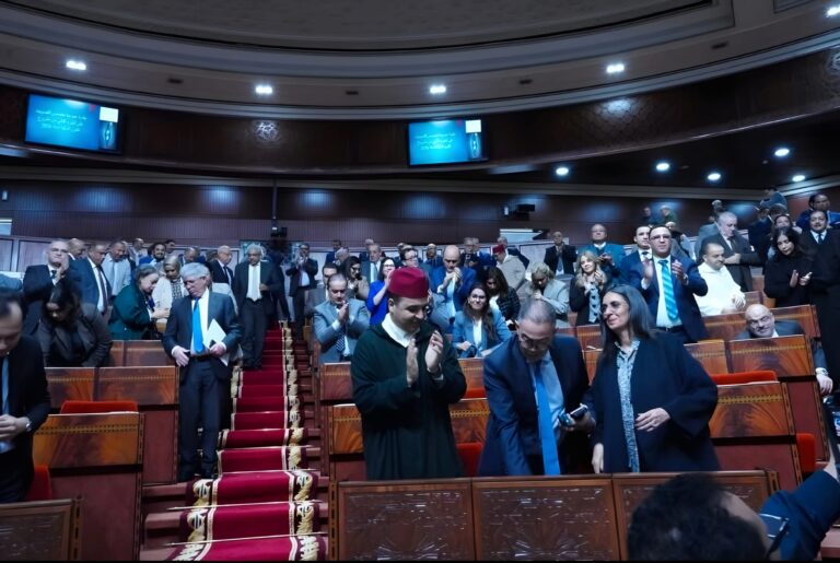 165نائباً يصوّتون… و350 تعديلاً تتبخّر: قانون مالية 2026 يُمرَّر بريموت الأغلبية