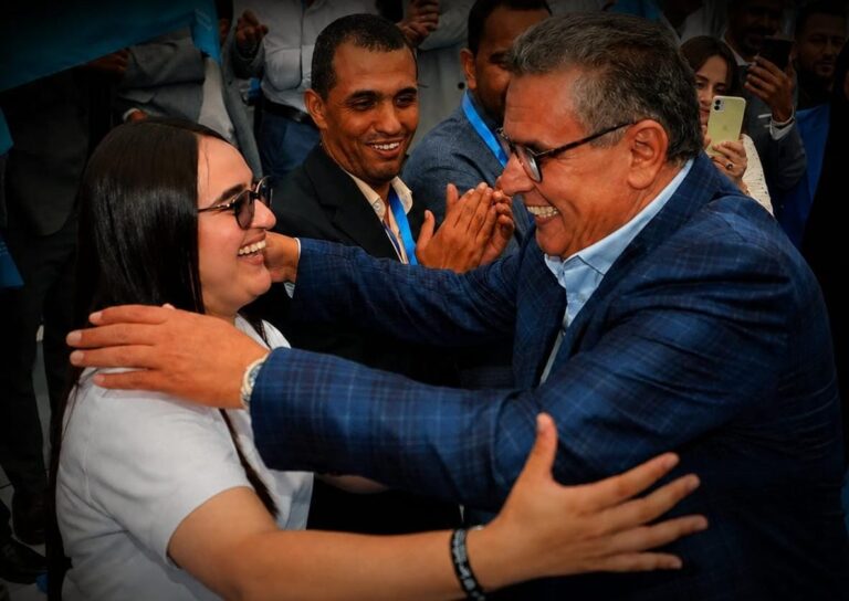 حين يتحول البرلماني إلى حارس للزعيم… «مزبلة التاريخ» تفضح أزمة التكوين داخل نخب الأحرار