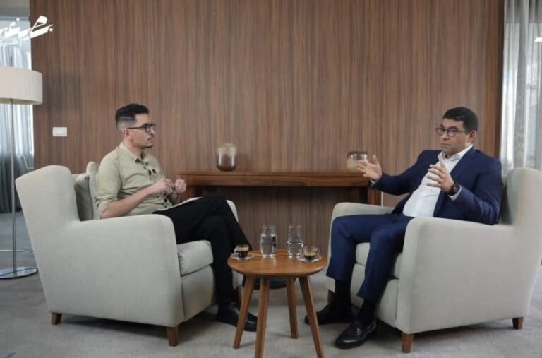 لمن يخاطب الوزير في البودكاست والدم يصرخ؟ مشهد من مسرحية هروب النخبة من واقع الأزمة