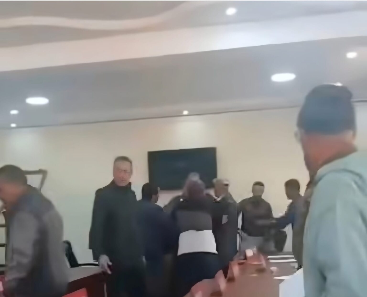 سياسة بلا أخلاق… ومشهدٌ محليٌّ يعيد إنتاج الفوضى بوجهٍ ديمقراطي