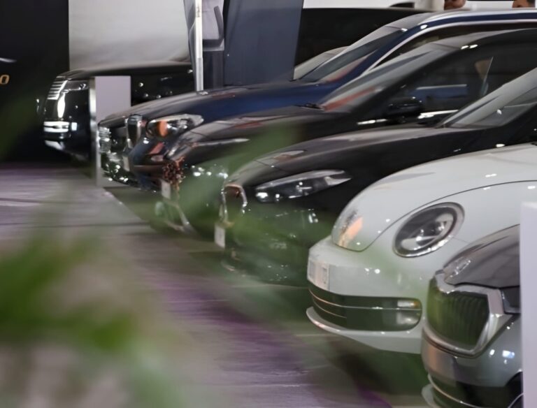 البيروقراطية المغربية حين ترتدي بدلة فاخرة وتقود سيارة الدولة في طريق الريع