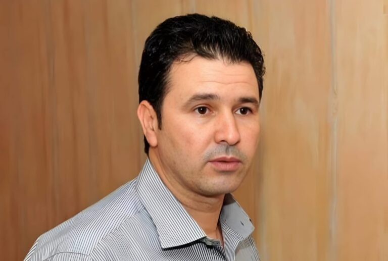 من مقهى العمارة إلى التحكم في مصائر الصحافيين… حكاية صعود بلا مهنية