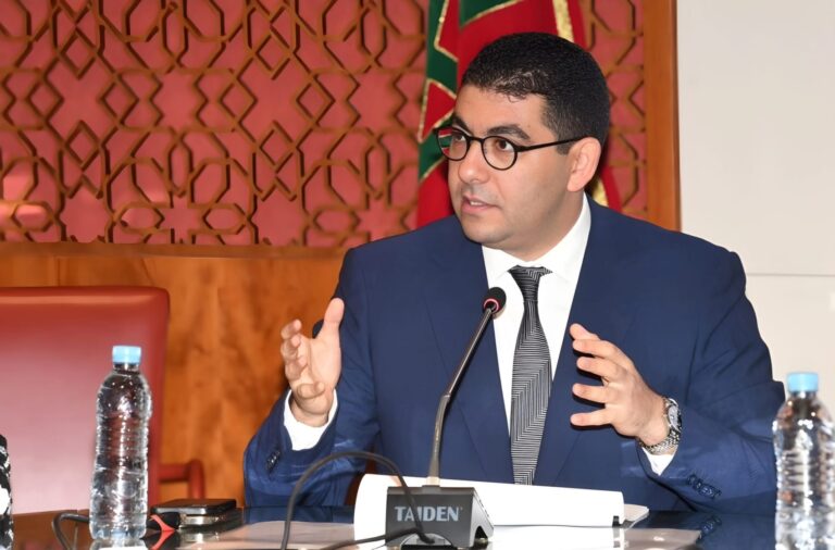 حين يدافع بنسعيد عن المجلس… وتفضح Un Petit Mot ما يجري خلف الستار