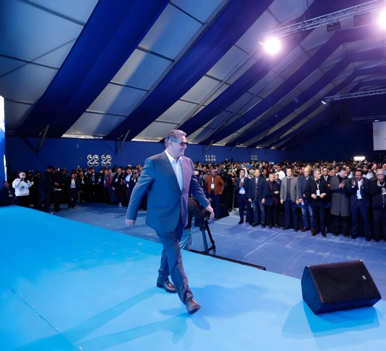 أخنوش يرفع سقف الوعود… والأرقام ترتفع لكن الواقع يرفض التجميل