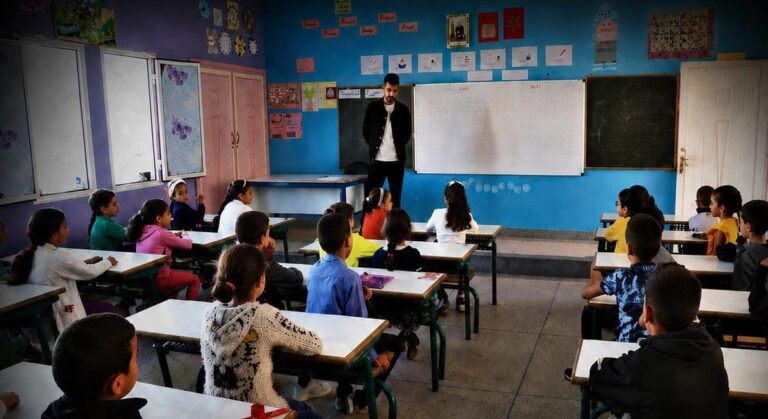 لماذا ينجح المغرب في إنتاج “وثائق” الإصلاح ويفشل في تغيير واقع القسم؟ دراسة تسائل كيف صارت مخططات التعليم جزءاً من الأزمة