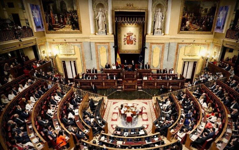 خريطة المغرب تقتحم مجلس النواب الإسباني… «سومار» يطالب بنقل معركة الخرائط إلى «فيفا» قبل مونديال 2030